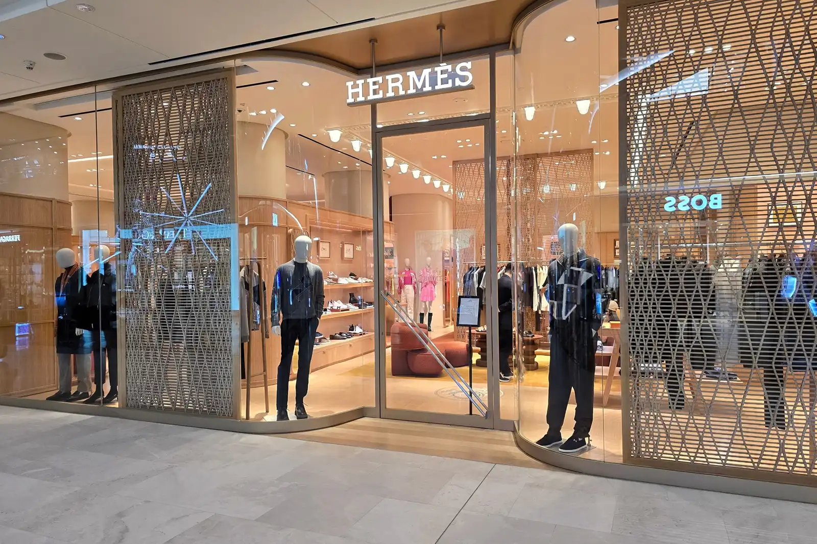 اعتقال 4 مشتبه بهم بعد اقتحام متجر Hermès الفاخر في كرانس مونتانا