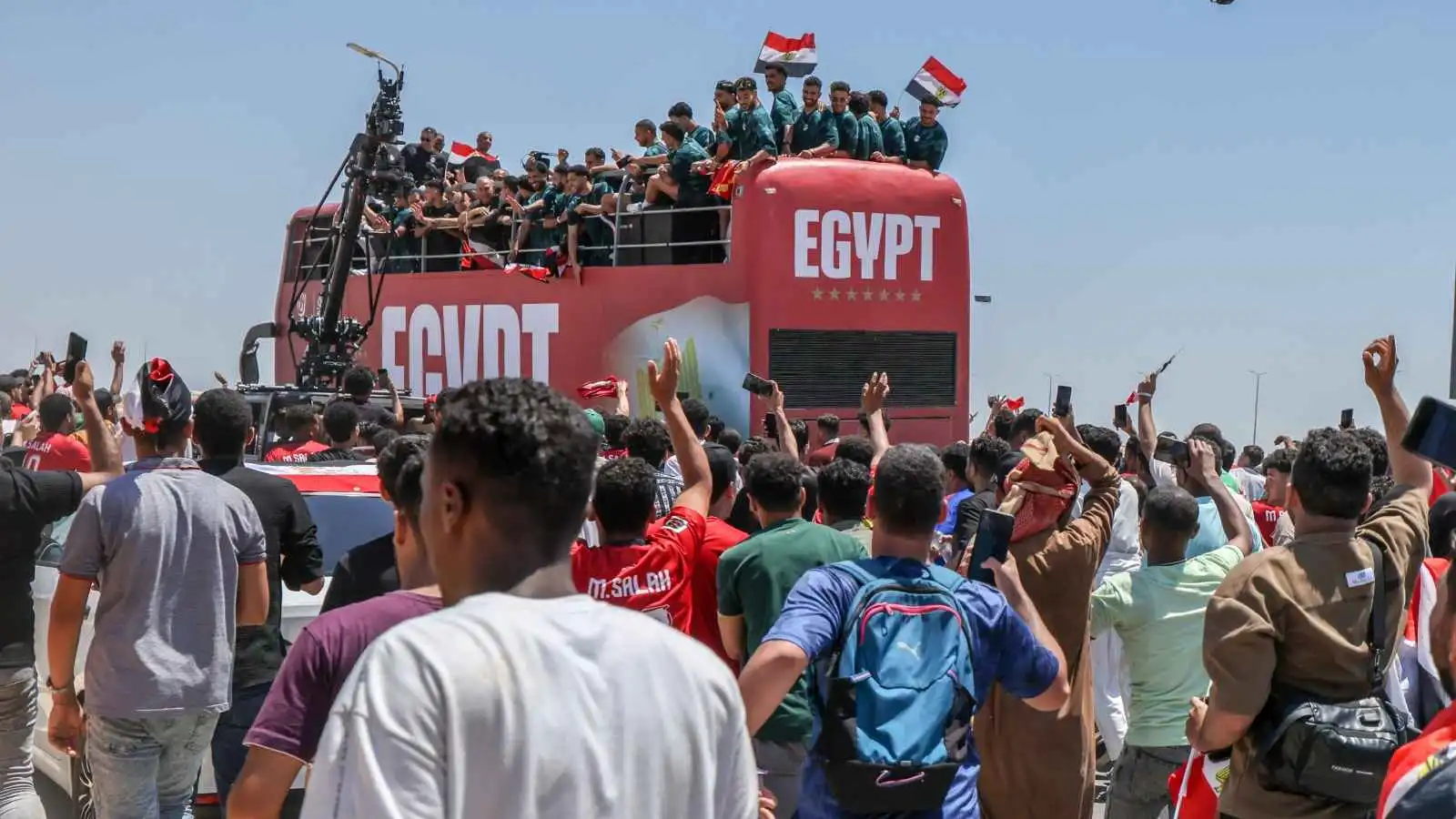 رجل أعمال إماراتي يهدي منتخب مصر سيارات فاخرة