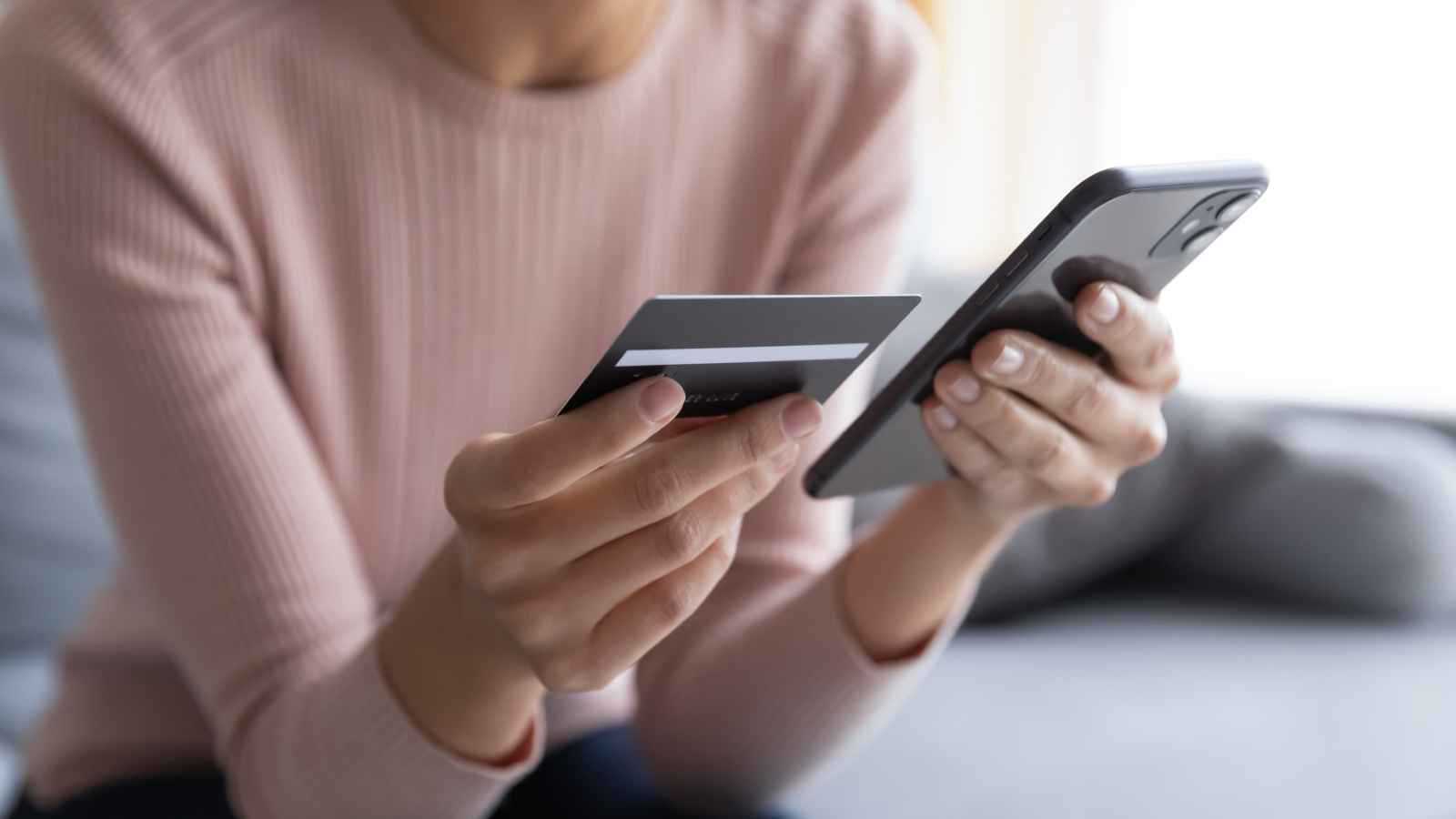  كيف تكافحين الإفراط في الإنفاق الرقمي؟