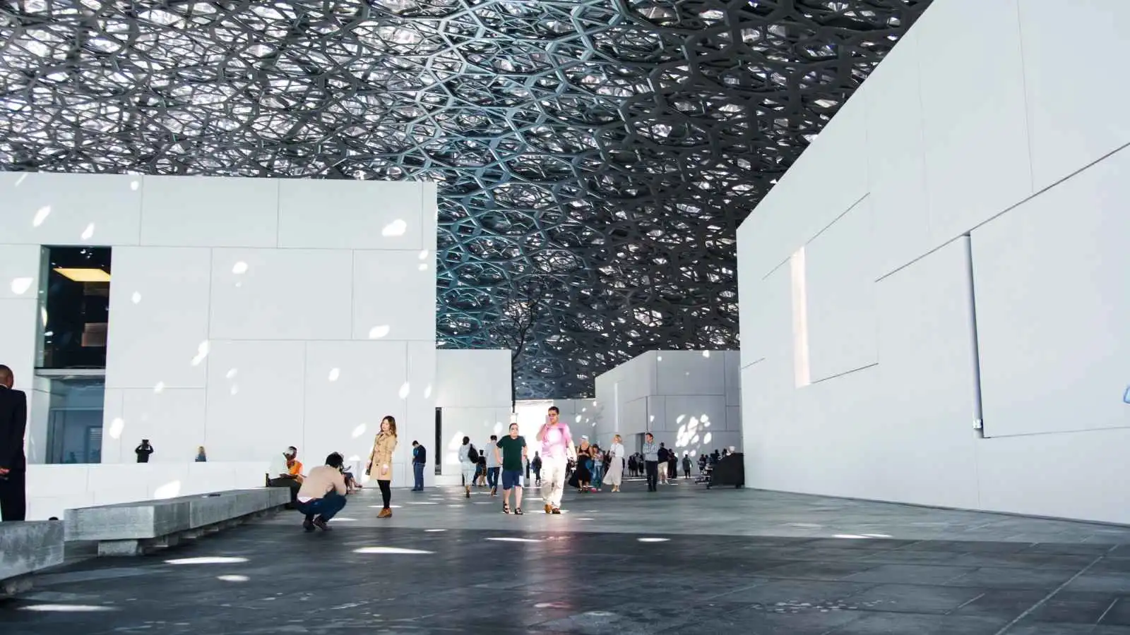 اللوفر أبوظبي يعلن برنامج موسمه الثقافي 2026–2027