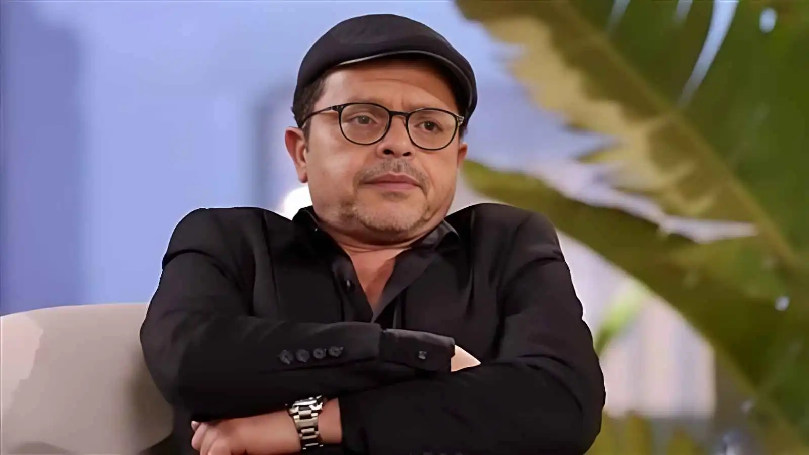 محمد هنيدي يتلقى عزاء شقيقه عقب تشييع الجثمان