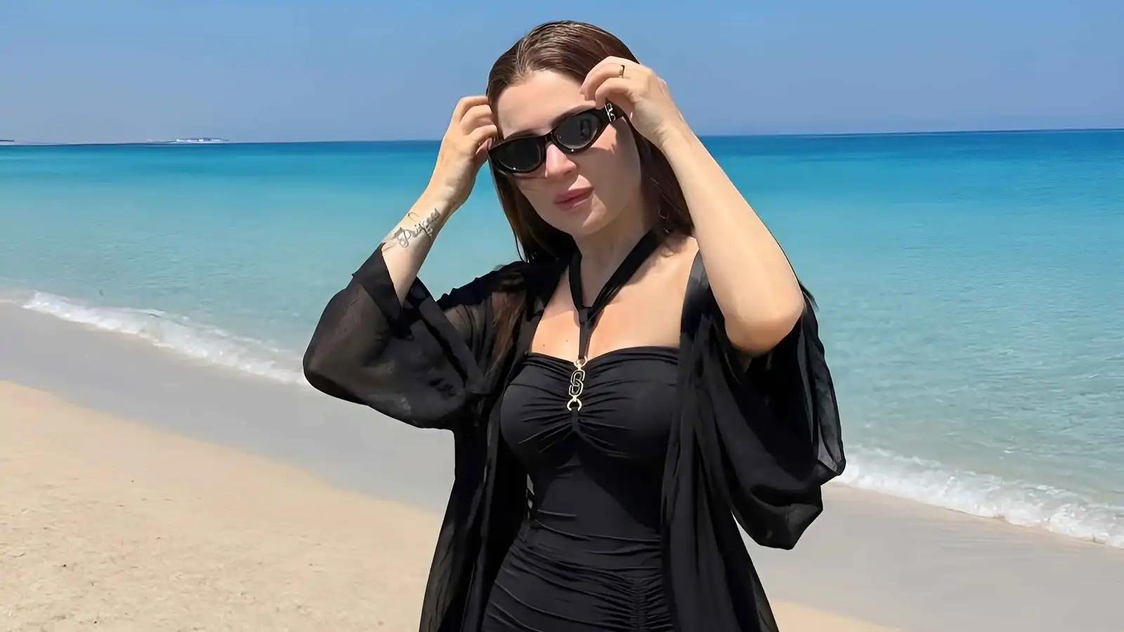 مايوهات مي عز الدين تجمع بين الاحتشام والعصرية