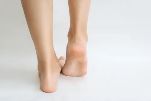 طرق لعلاج مسمار القدم
