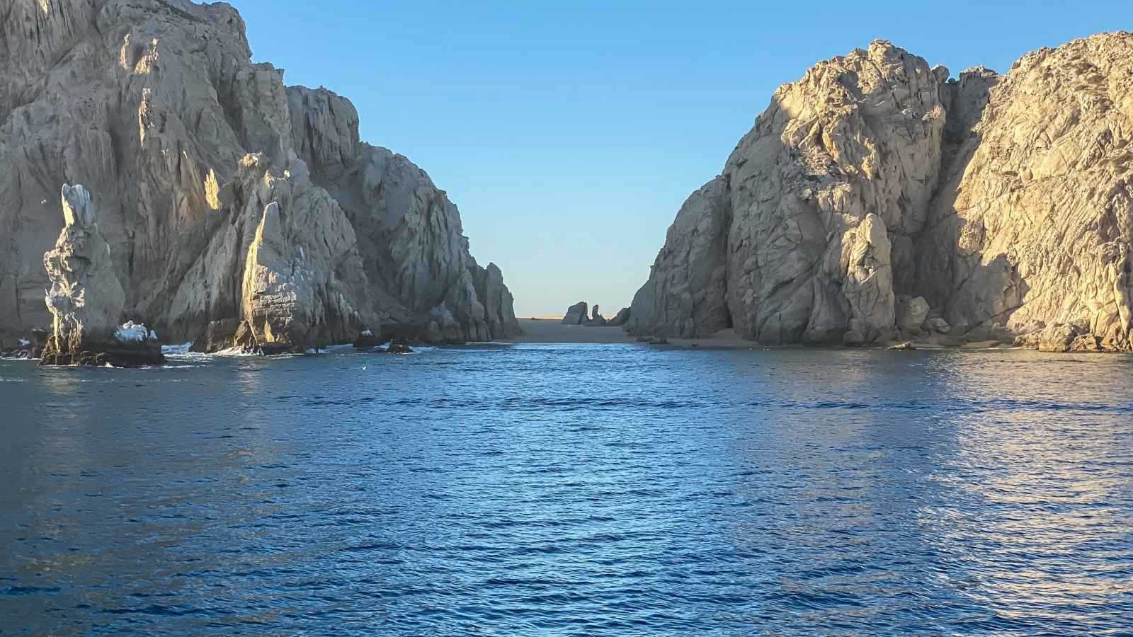 عاصفة عيد الحب تُسقط قوس العشاق في إيطاليا