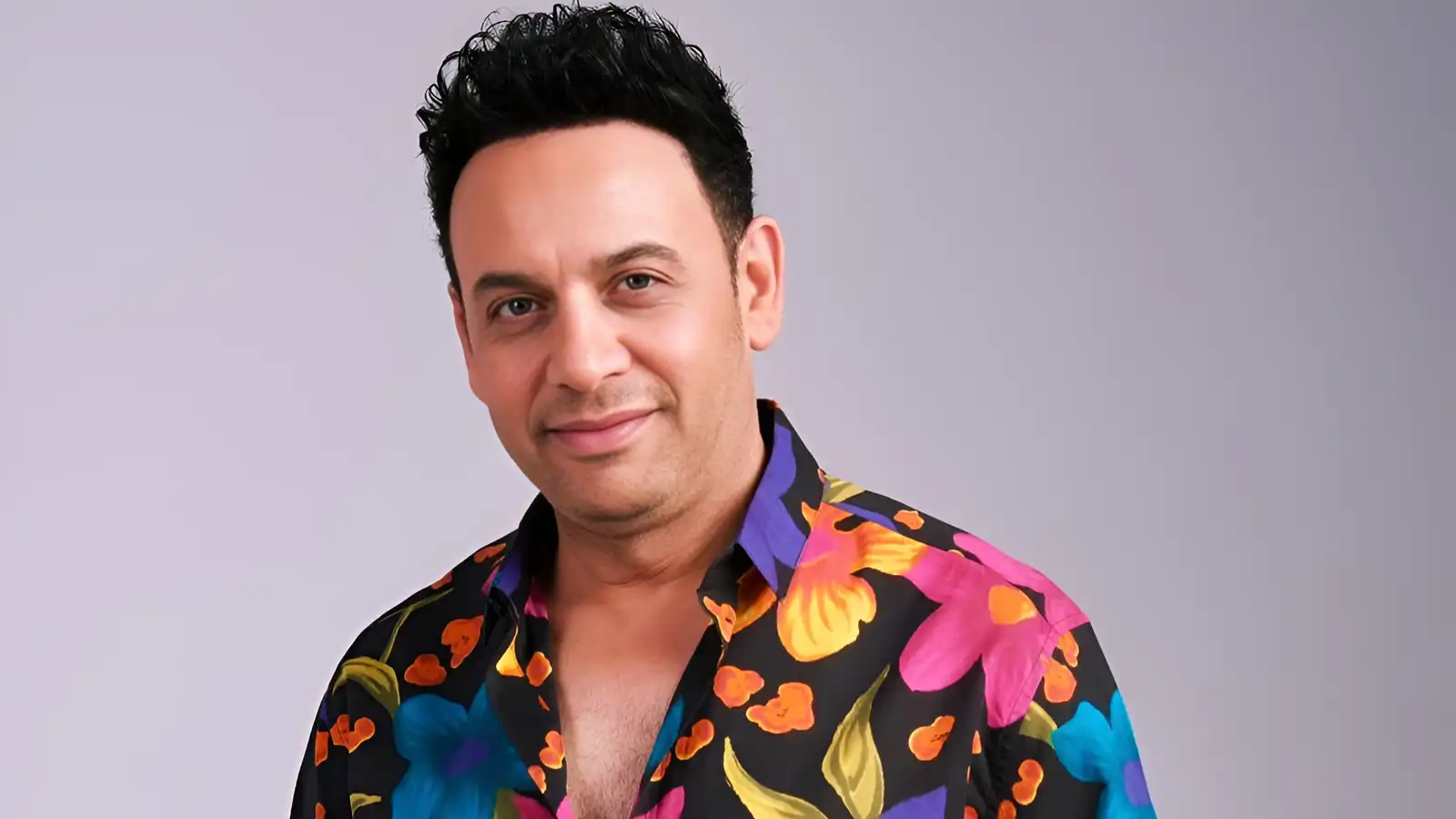 ما سر ظهور مصطفى قمر بنصف هيكل عظمي؟