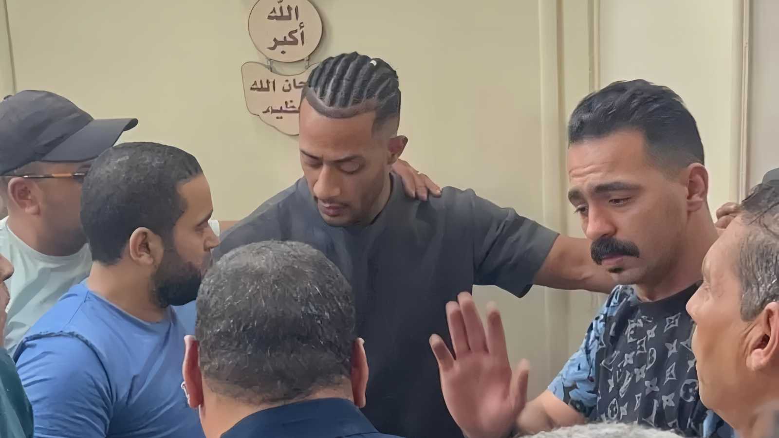 محمد رمضان يحمل نعش والده والدموع في عينيه (فيديو)