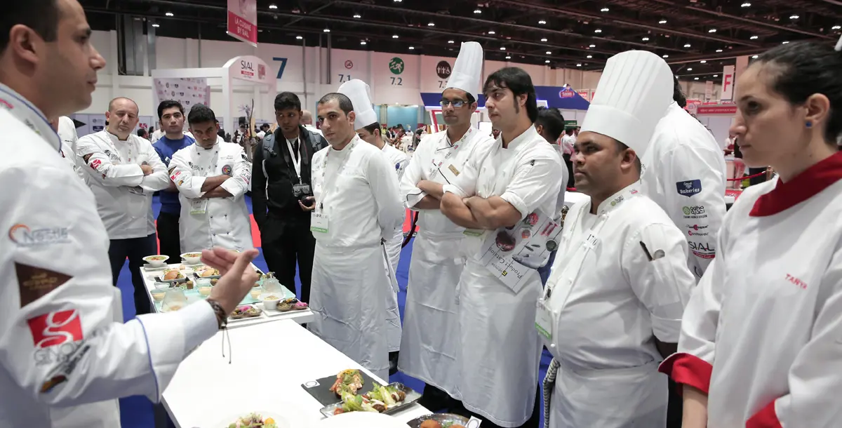 45 طاهيًا يتنافسون للفوز بمسابقة تحدي الطهاة الشباب ضمن معرض سيال في أبوظبي