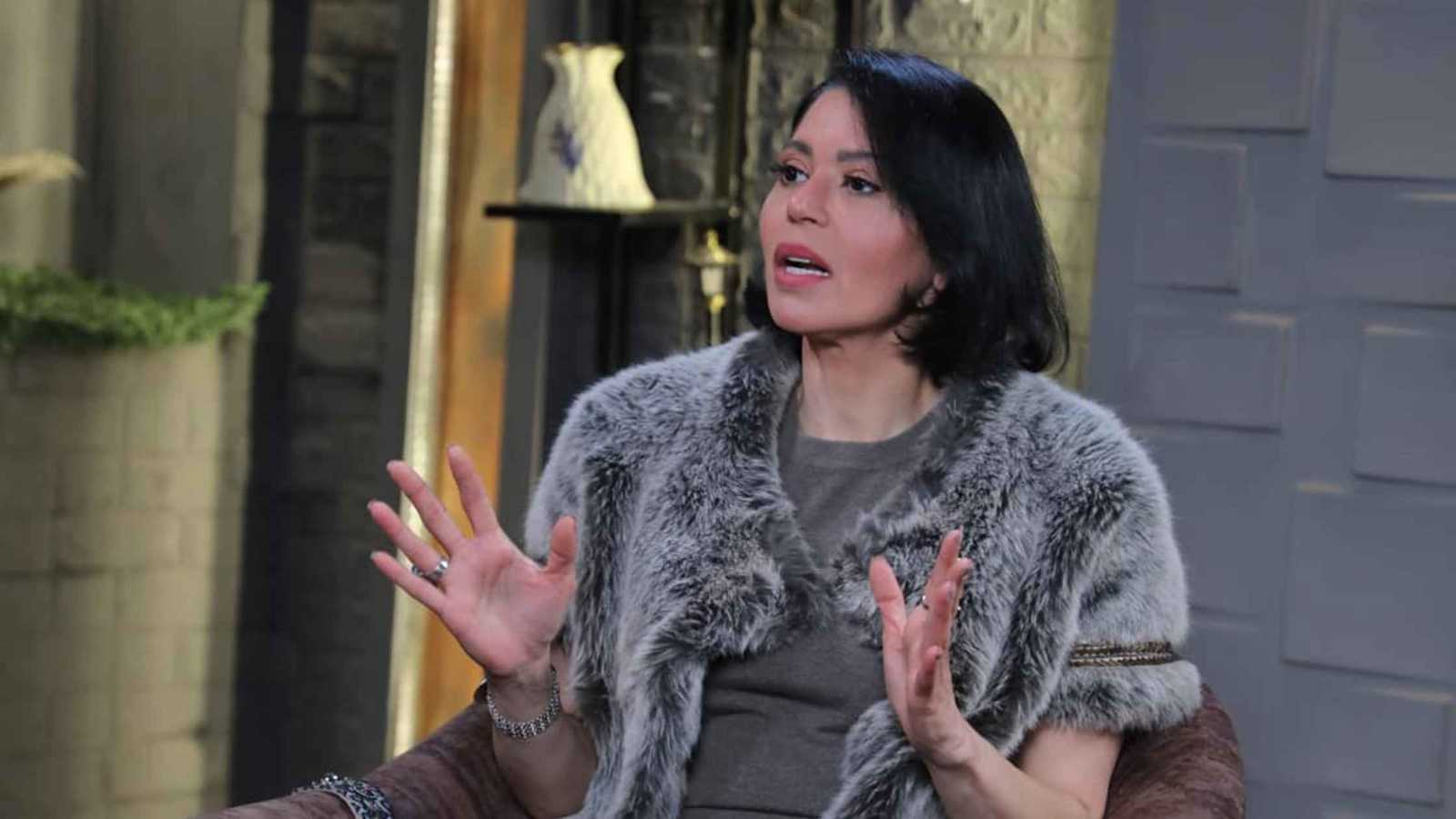 زوج لقاء الخميسي يعتذر لها على الهواء بعد أزمة زواجه