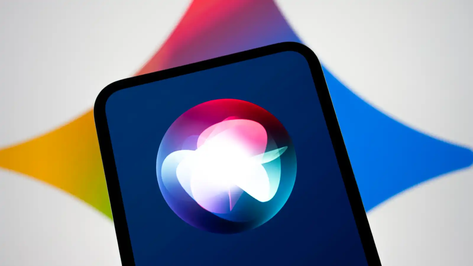 أبل تطلق رسميًا مساعد Siri AI على هواتف آيفون بقدرات جديدة للذكاء الاصطناعي