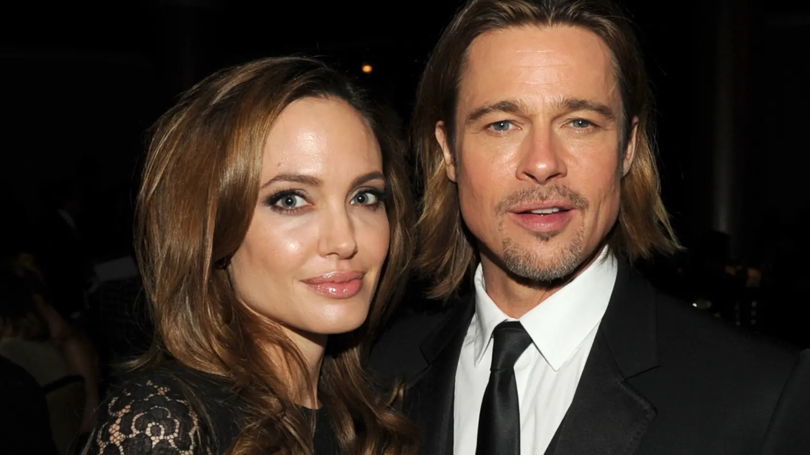 لفتت شيلوه جولي، ابنة النجمين أنجلينا جولي و براد بيت، الأنظار إليها بعد ظهورها كراقصة في الإعلان التشويقي للفيديو الموسيقي الجديد لنجمة موسيقى الكيبوب دايونغ، في أغنية What s a Girl to Do 