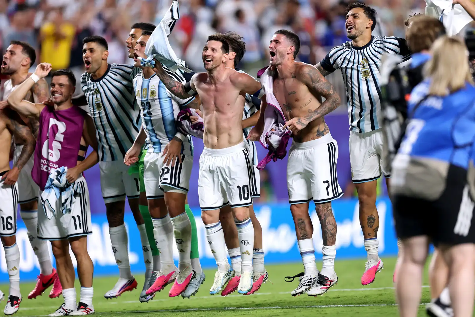 ميسي يحتفل مع جماهير الأرجنتين بعد الفوز على سويسرا