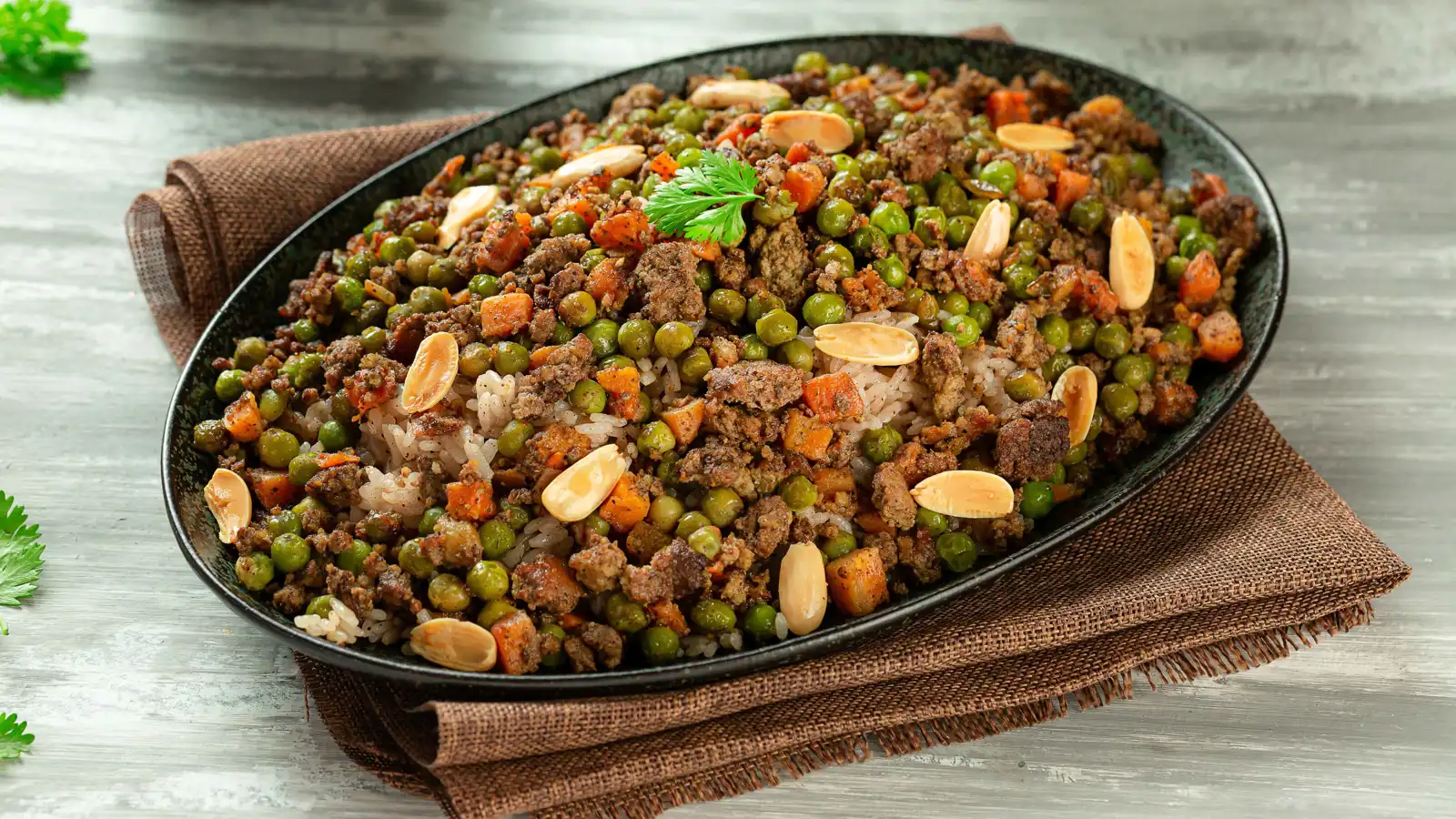 طريقة عمل أرز الأوزي باللحم والبازلاء والجزر