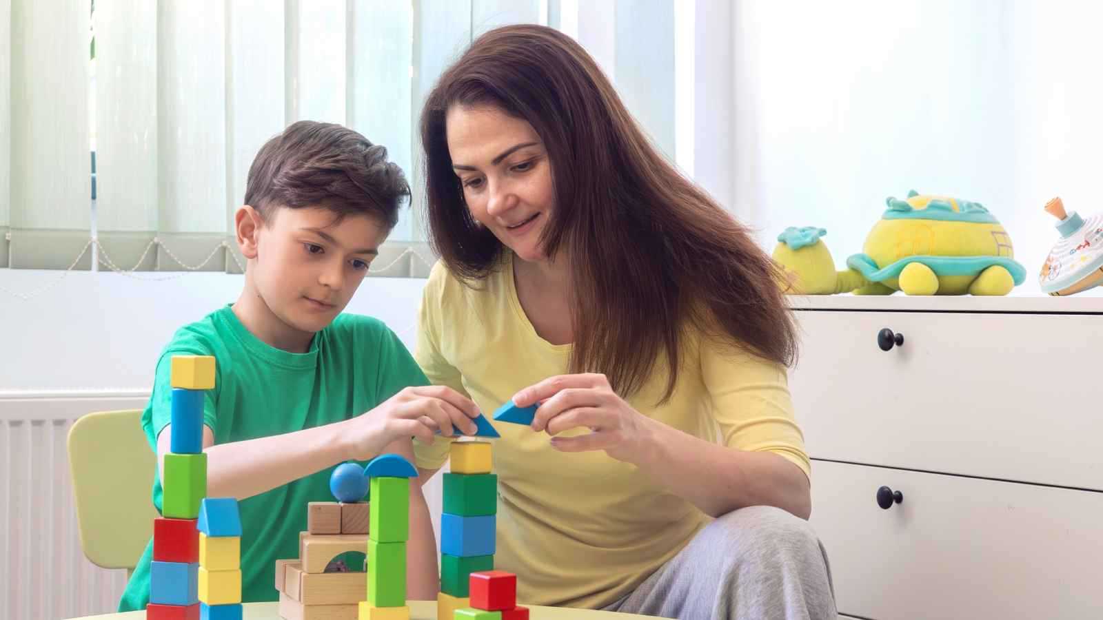 تحديات الأم التي تربي طفلًا من ذوي التوحد
