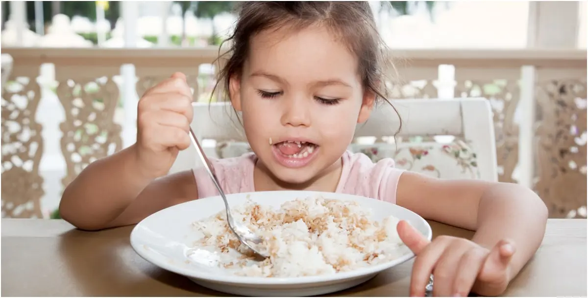 طفلكِ يهوى أكل الأرز بشكل يومي.. هل يُؤثّر ذلك على صحته سلبًا؟