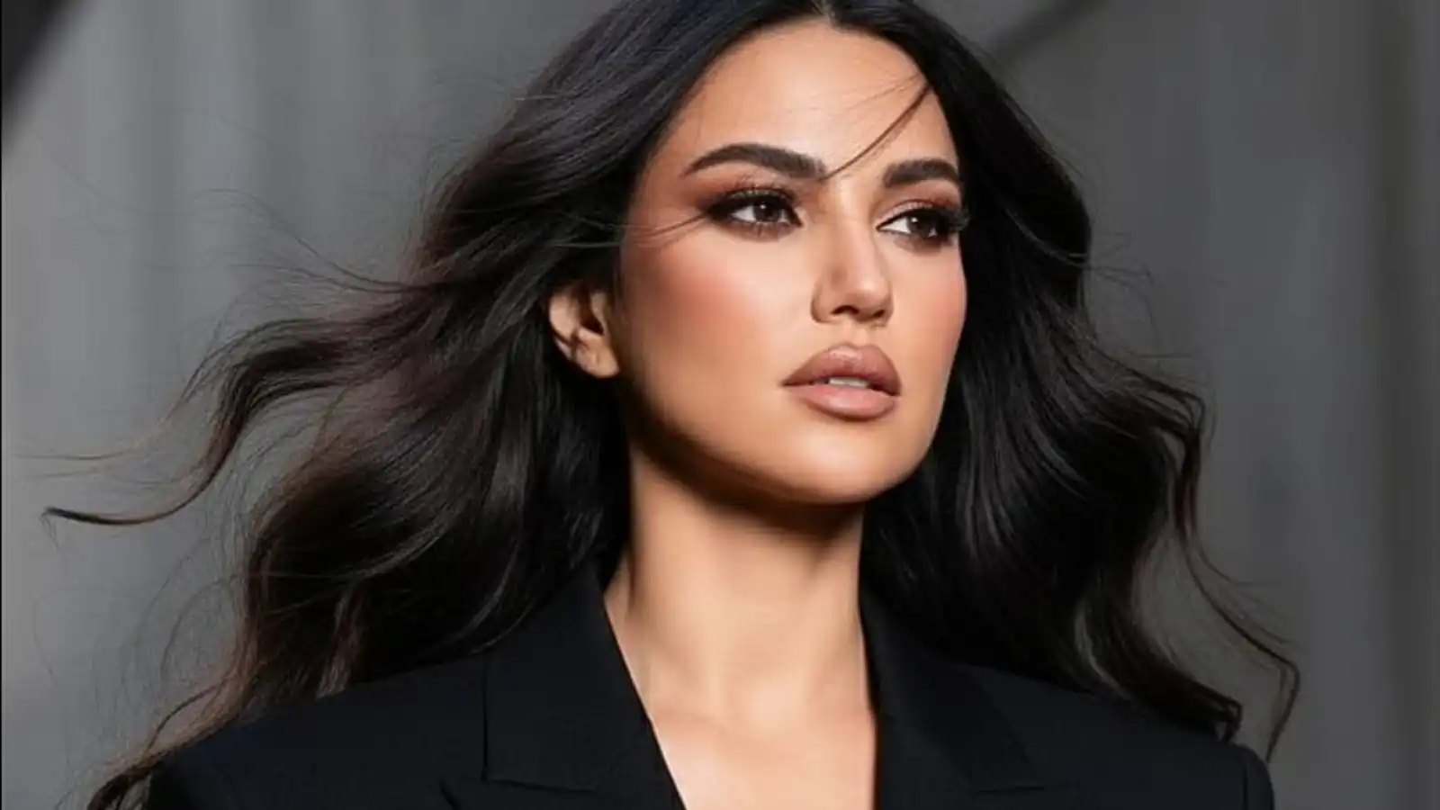 مكياج اليوم الوطني الإماراتي بإلهام من النجمات
