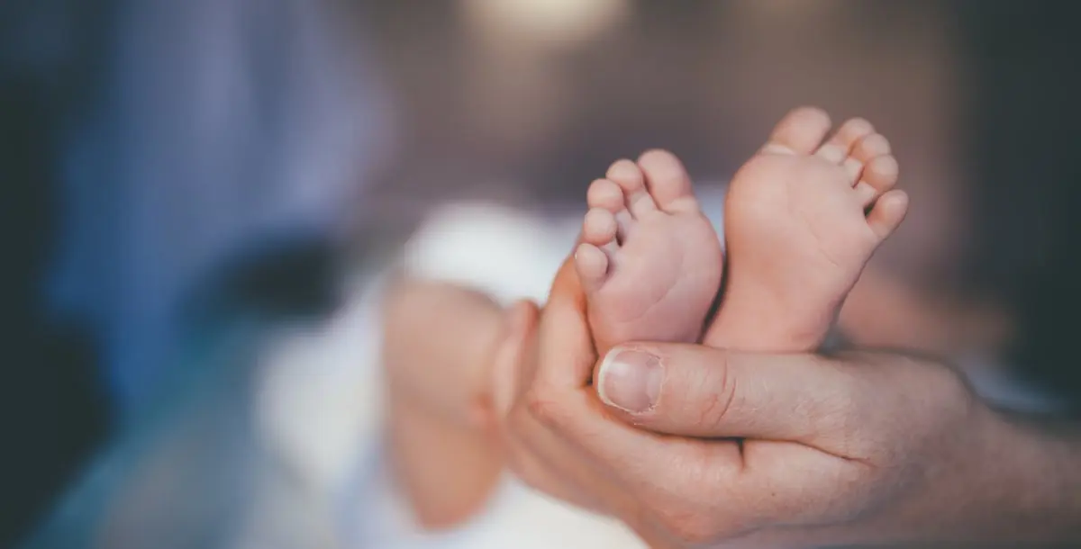 طفل يولد وهو ممسك بوسيلة منع الحمل التي استخدمتها والدته 