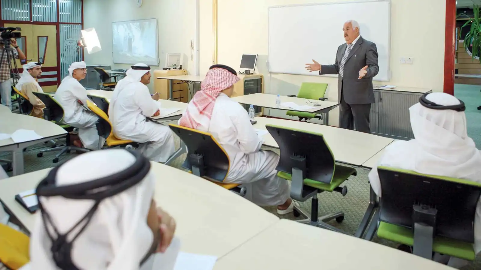 أكاديمية الشعر في أبوظبي تطلق موسمها الثامن عشر