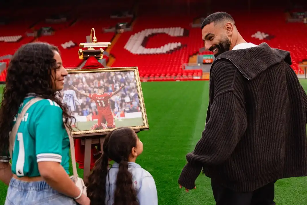 محمد صلاح مع بناته خلال تواجده مع فريقه السابق ليفربول الإنجليزي