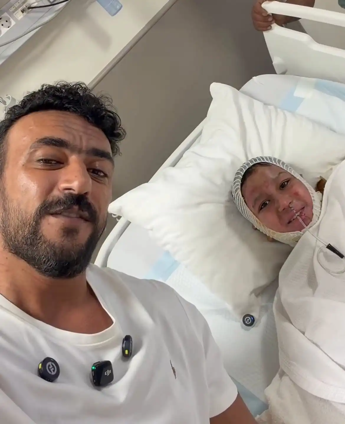 أحمد العوضي يزور الطفل يوسف ويصفه بـ"البطل"