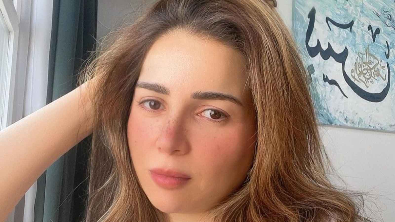 مي عز الدين تغلي عزاء والدتها 