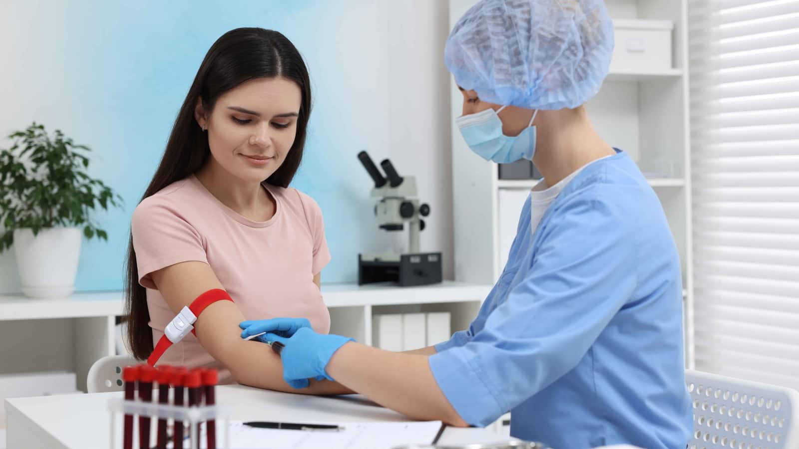 التبرع بالدم.. أهم الشروط والفحوصات لضمان سلامة المتبرع والمريض