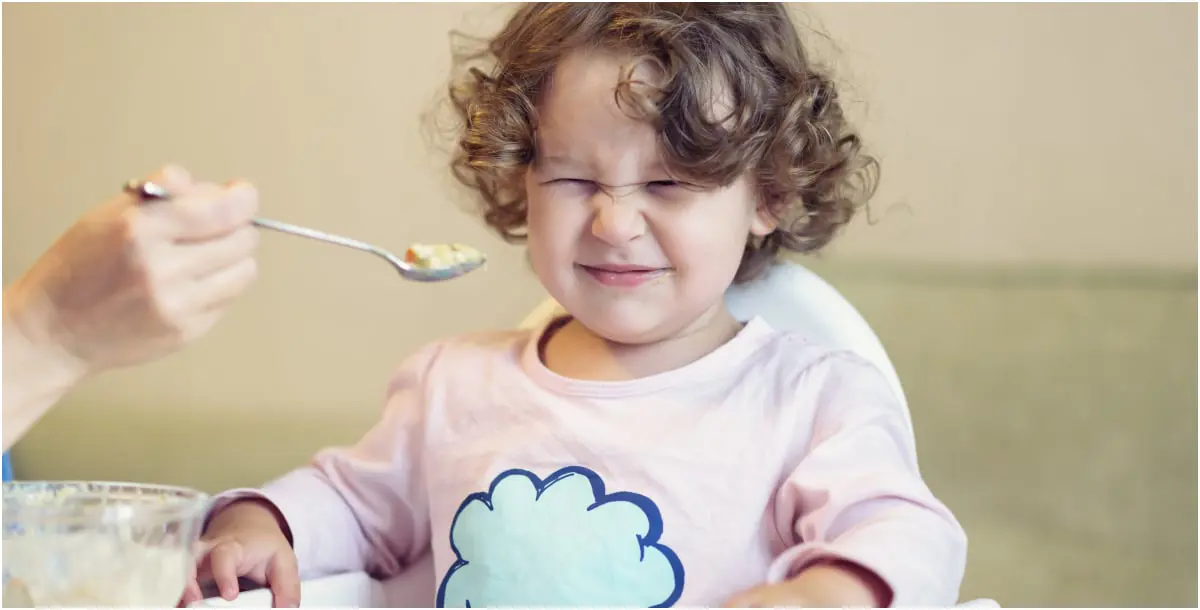 إذا كان طفلكِ يأكل أطعمة محدّدة... كيف تجعلينه يتقبَّل غيرها؟!