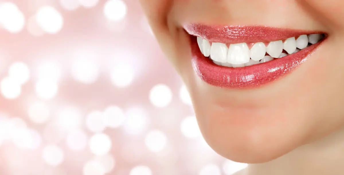 10 أطعمة تبيّض أسنانكِ طبيعيًا.. وتُغنيكِ عن الوصفات غير الآمنة!