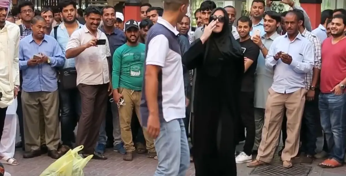 بالفيديو.. سيّدة تُبهر المارة في دبي بأدائها في كرة القدم الحرة