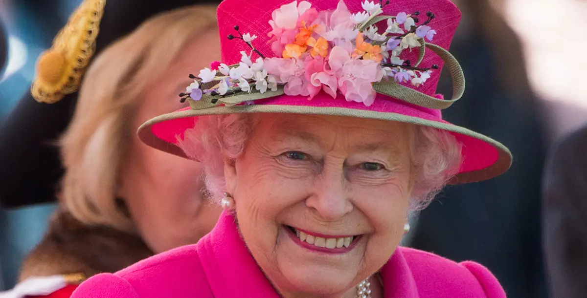 لماذا تحتفل ملكة بريطانيا بعيد ميلادها مرتين في السنة؟