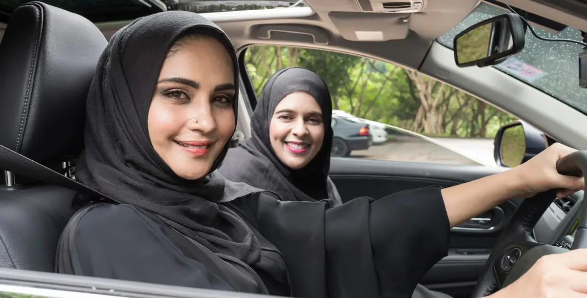 بالصور.. أوّل معرض سيارات مخصص للنساء فقط في السعودية