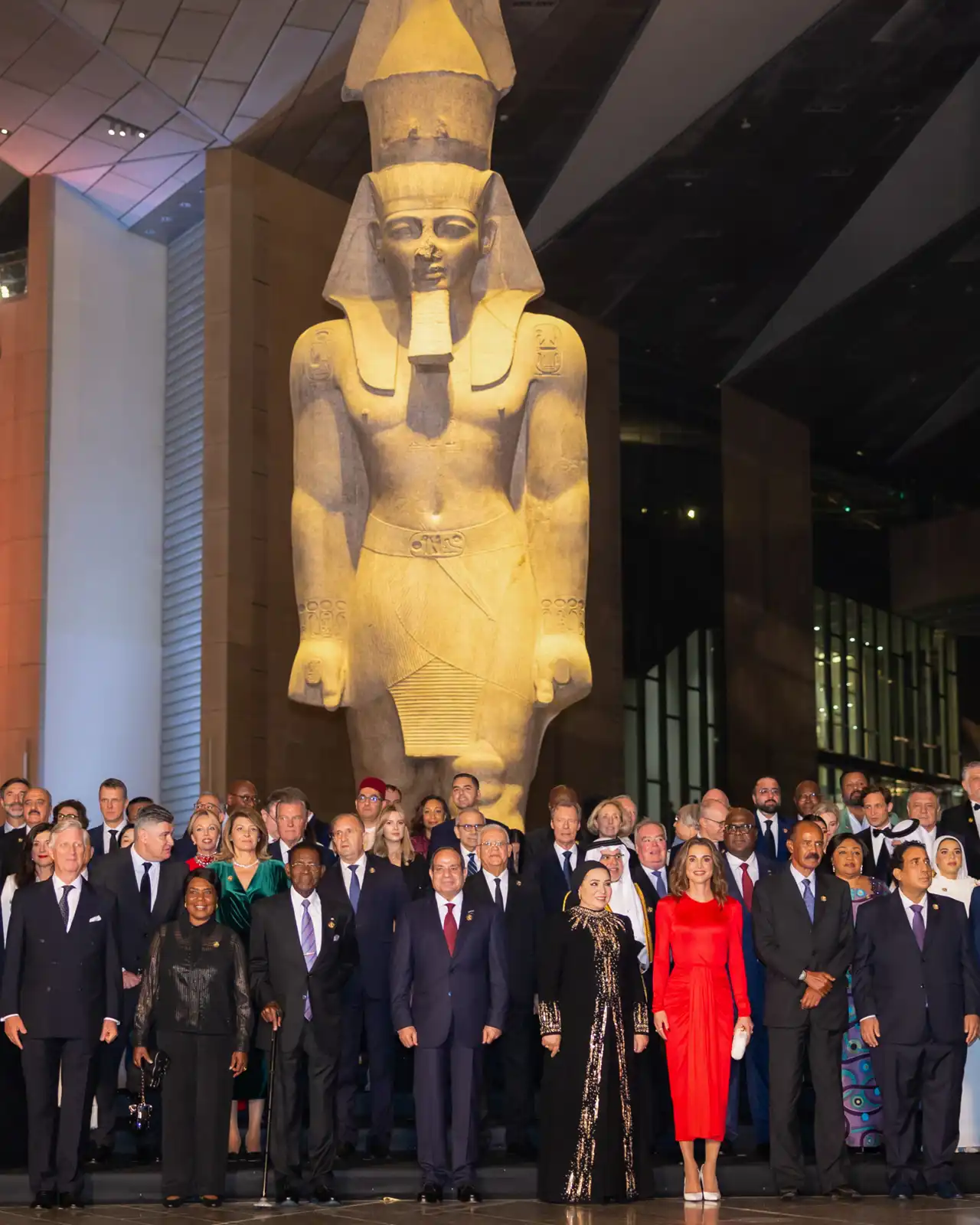الملكة رانيا في افتتاح المتحف المصري الكبير