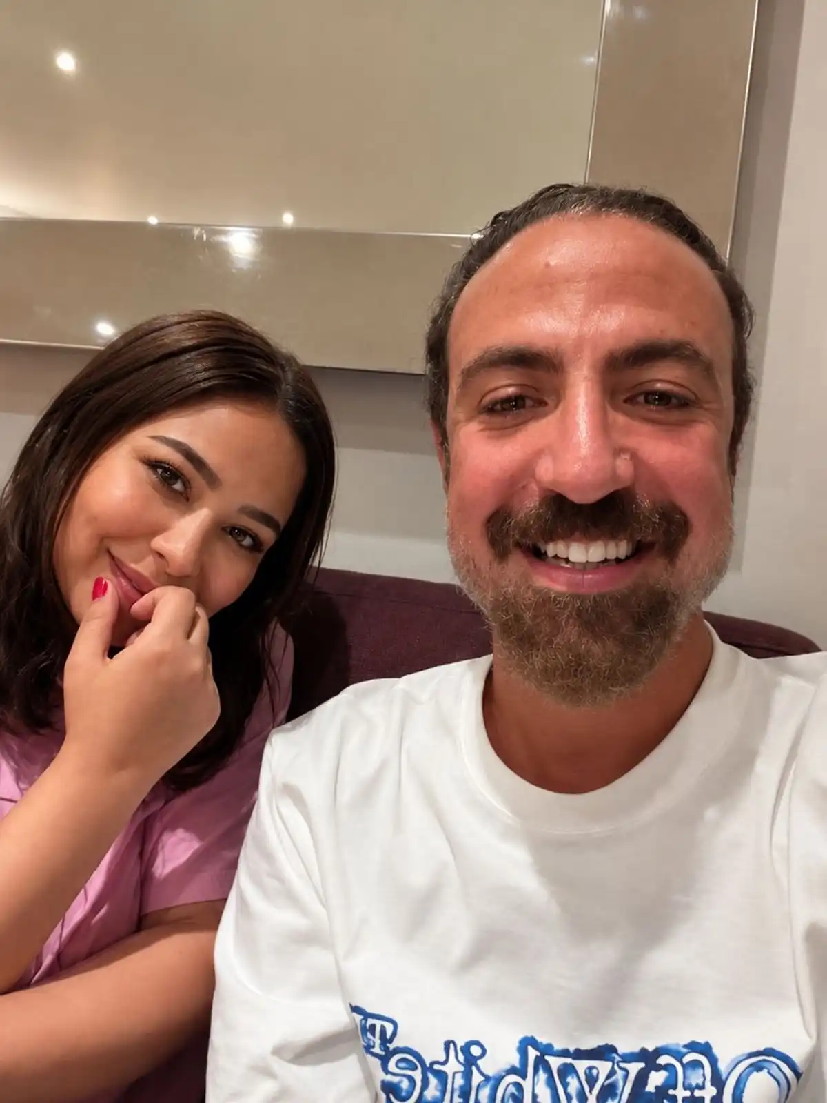 شيرين عبد الوهاب في أحدث ظهور مع طبيبها.. "لسة مكملين"
