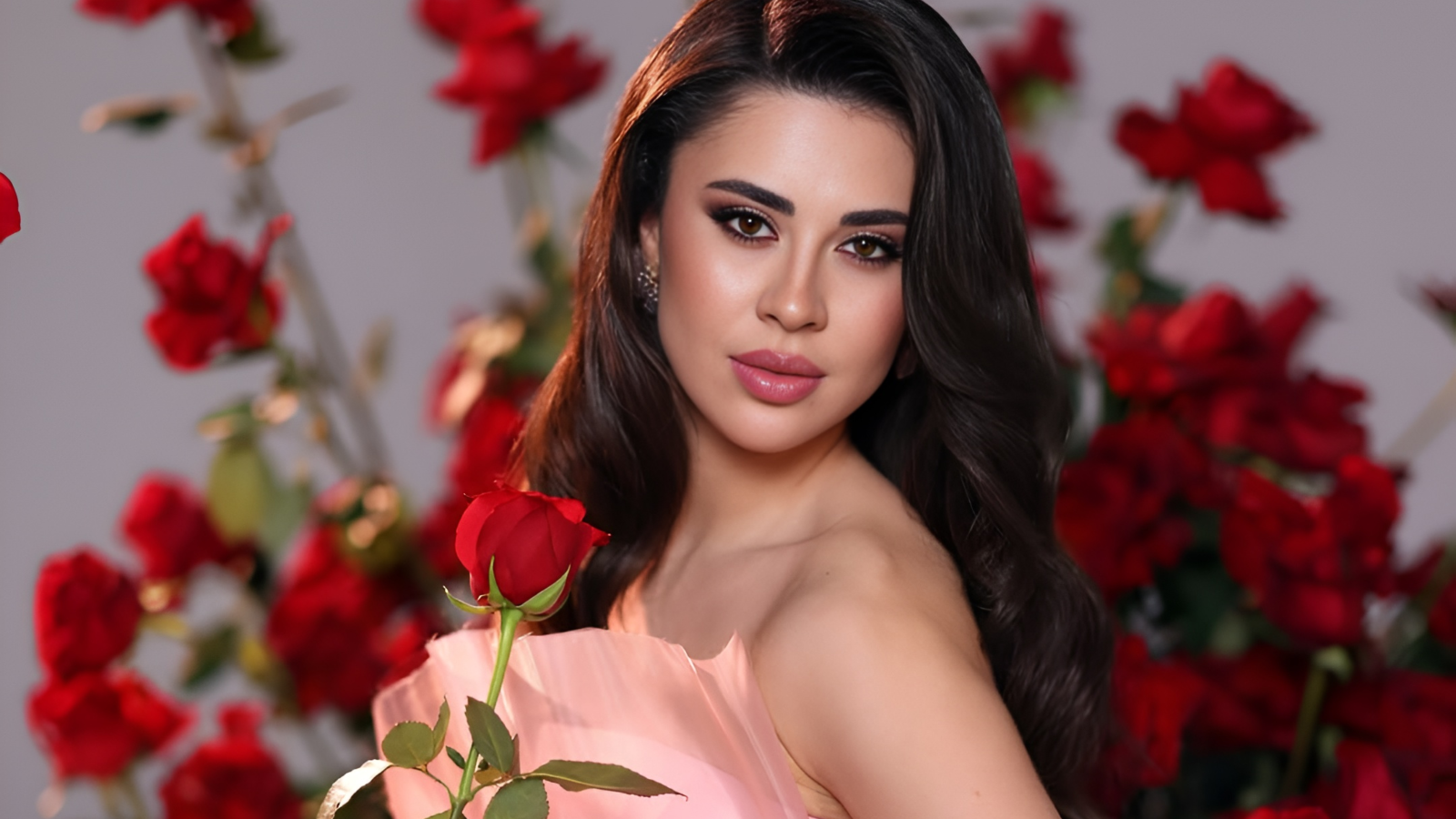 إيلي مشنتف لـ"فوشيا": ألوان جريئة وقصّات عصرية تهيمن على ربيع وصيف 2026
