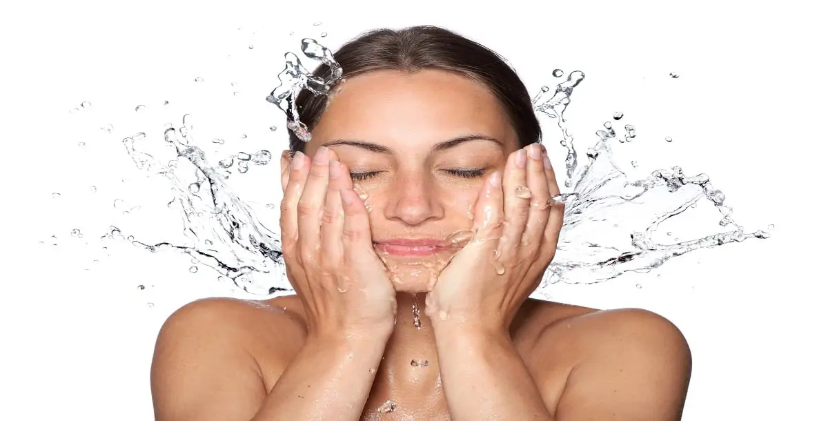 10 أخطاء شائعة أثناء غسل الوجه