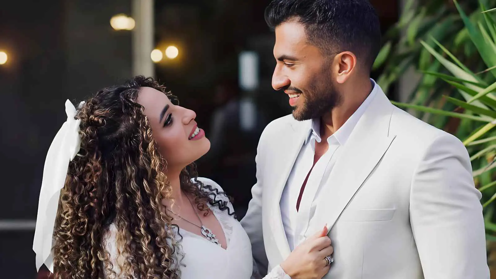 يوسف حشيش ومنة عدلي القيعي خلال عقد قرانهما.