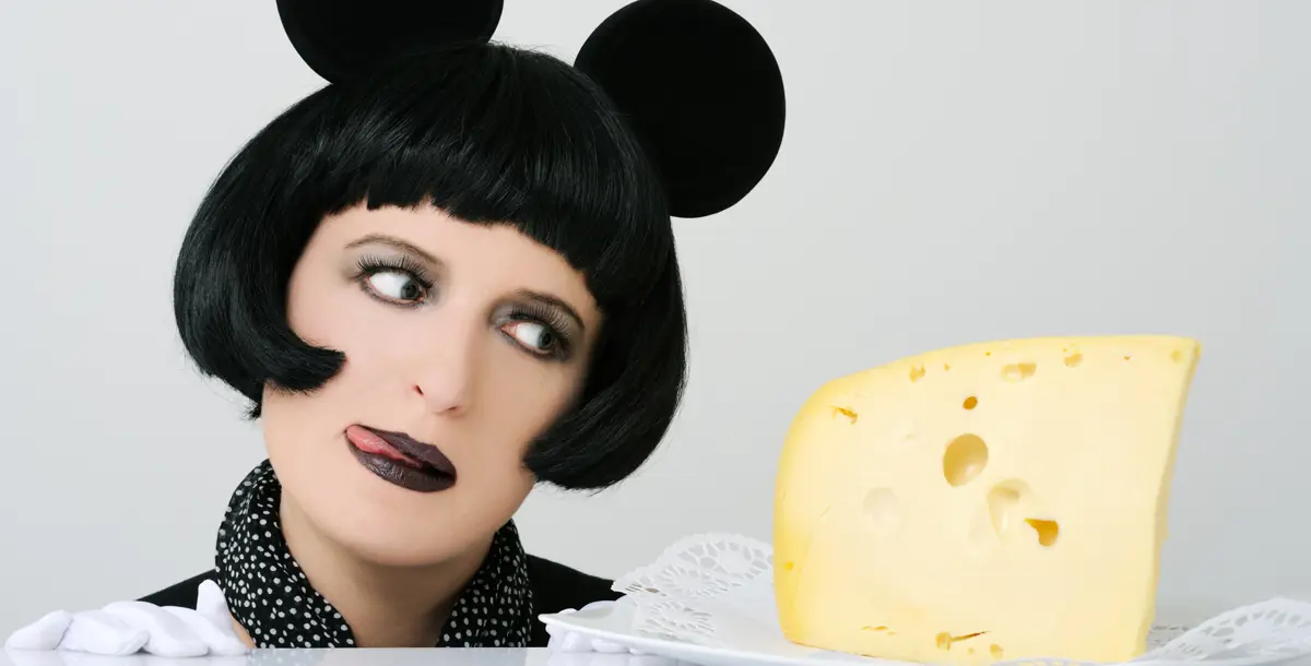 طريقة غريبة للحصول على أظافر من الجبنة!