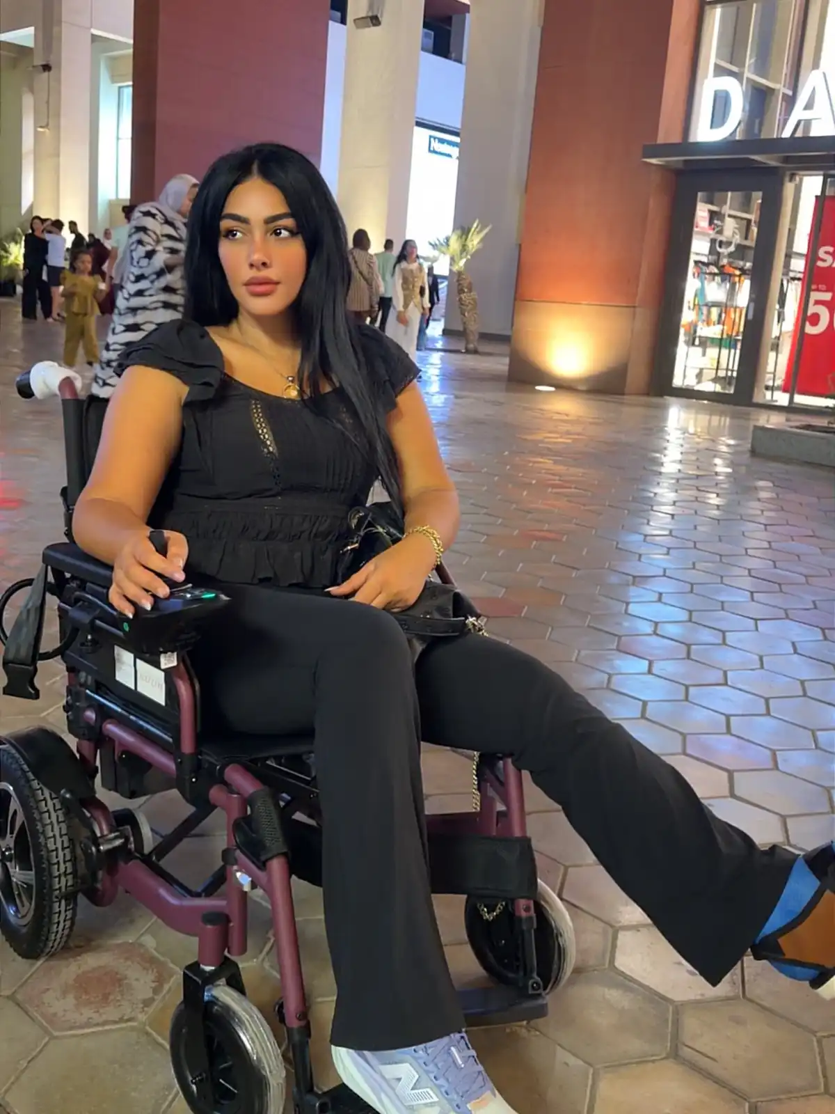 نرمين ماهر تظهر على كرسي متحرك بعد إصابتها في قدمها