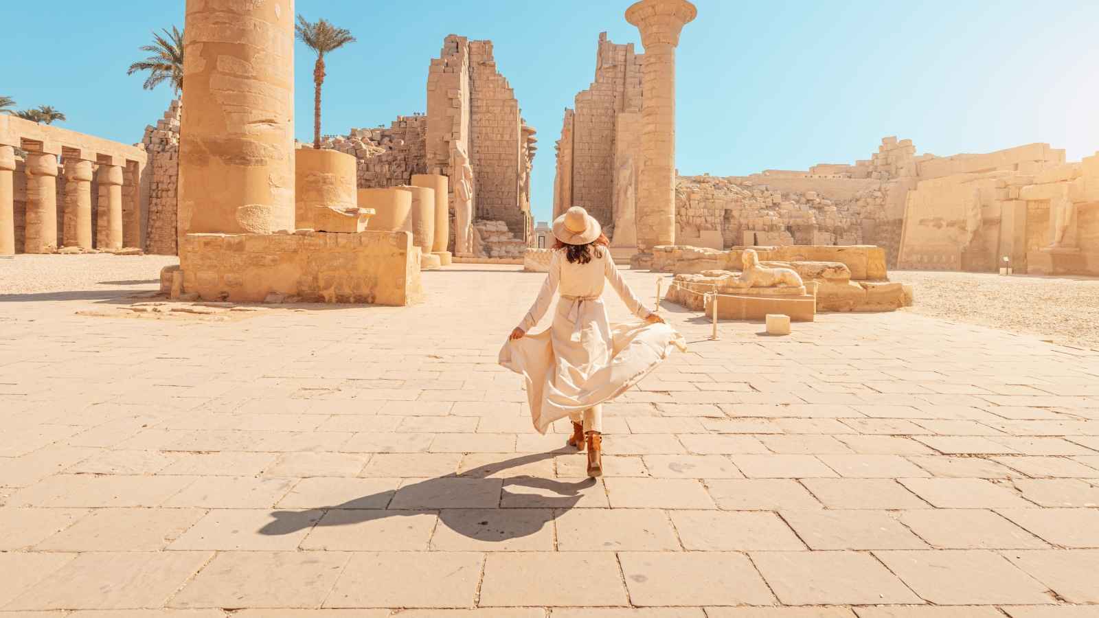 فتاة مسافرة