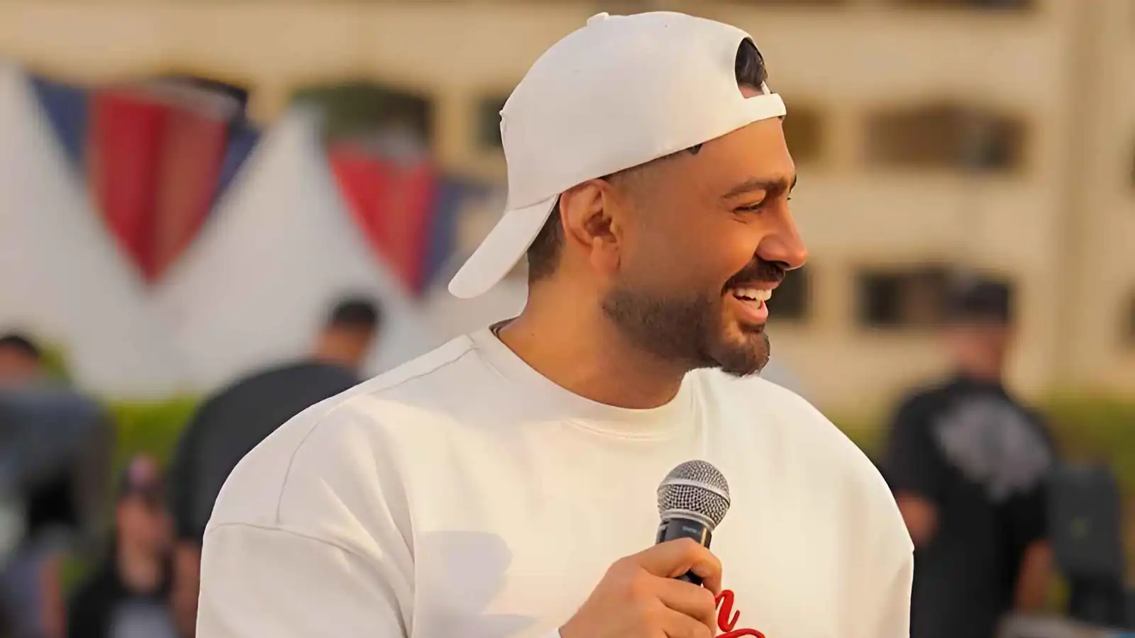 تامر حسني يحتفي بفوز منتخب مصر على روسيا قبل كأس العالم (فيديو)