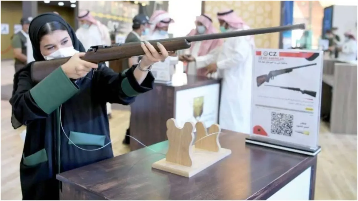 السعوديات يُقبلن على اقتناء الأسلحة في معرض الصقور والصيد