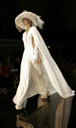 فستان زفاف من الساتان لربيع – صيف 2005