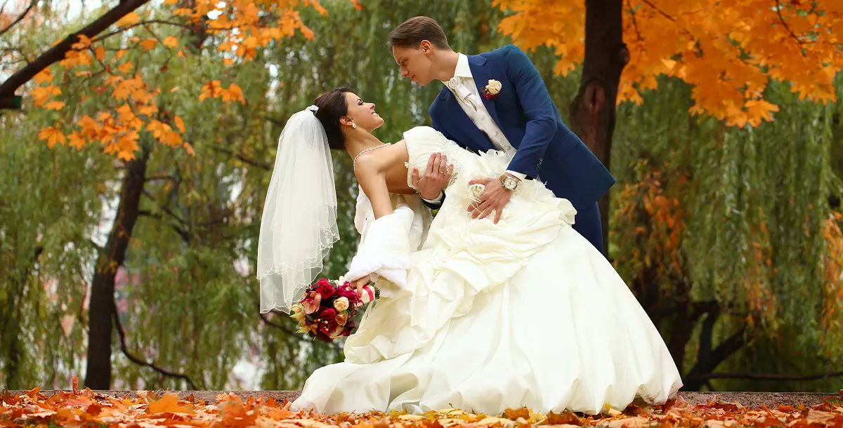 6 أفكار رومانسية لحفلات الزفاف الخريفية