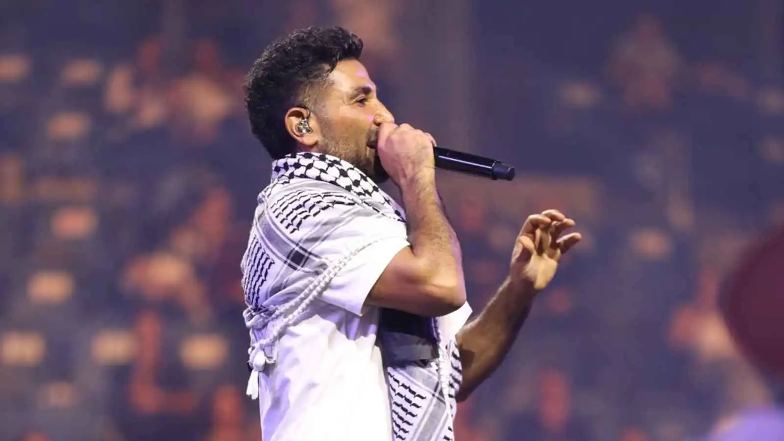 أحمد سعد يفتح النار على ناقدة هاجمته.. ويصفها بـ"الجاهلة"