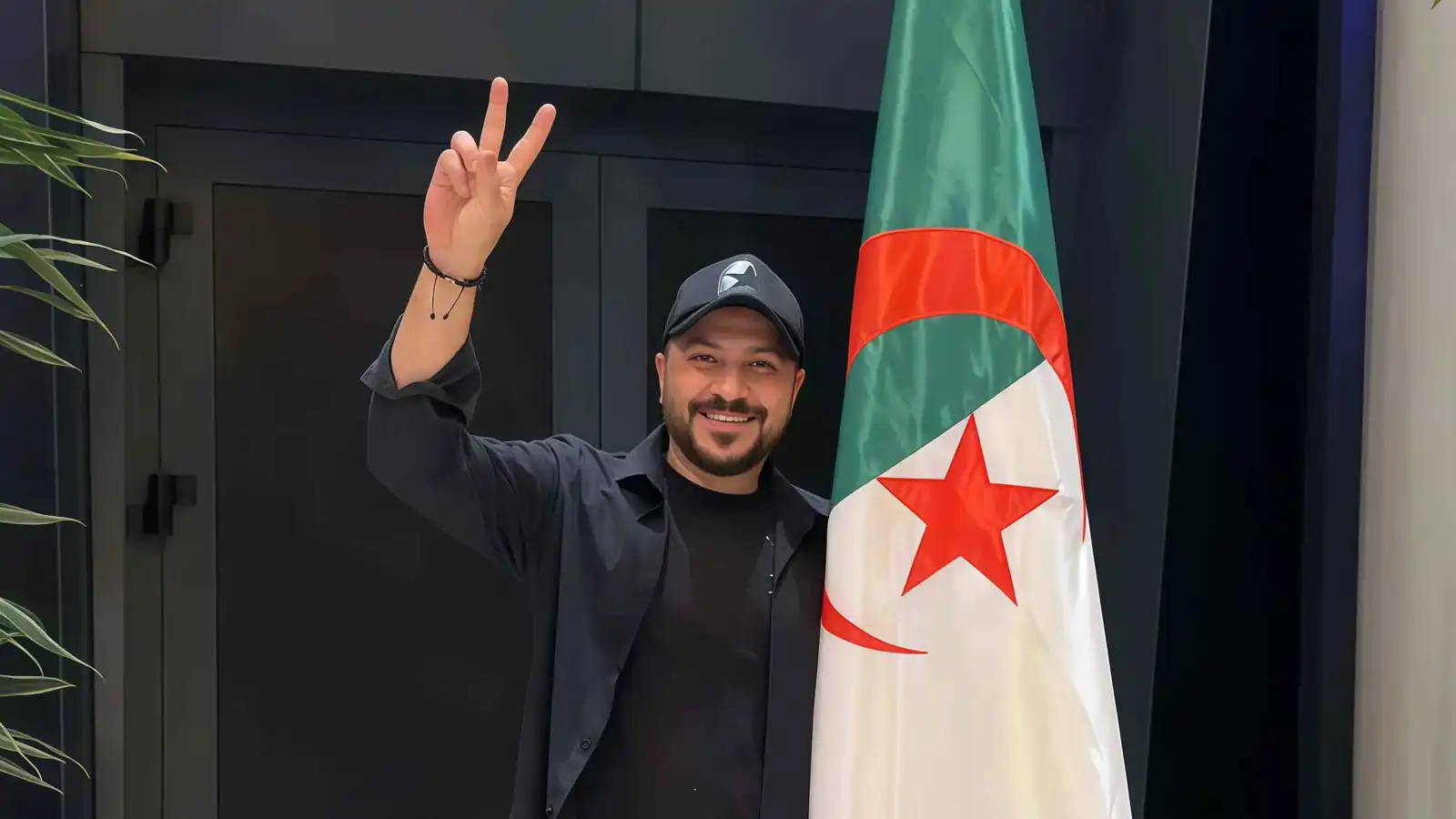وائل شرف يرقص بالعباءة الجزائرية في "مهرجان إيمدغاسن"