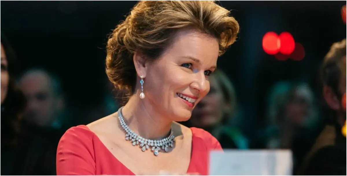 ملكة بلجيكا تختار اللون البطيخي لملابسها وكمامتها بأحدث ظهور 