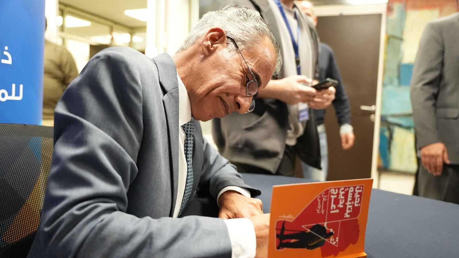جلال برجس يشهر مجموعته القصصية "نحيل يتلبسه بدين أعرج"