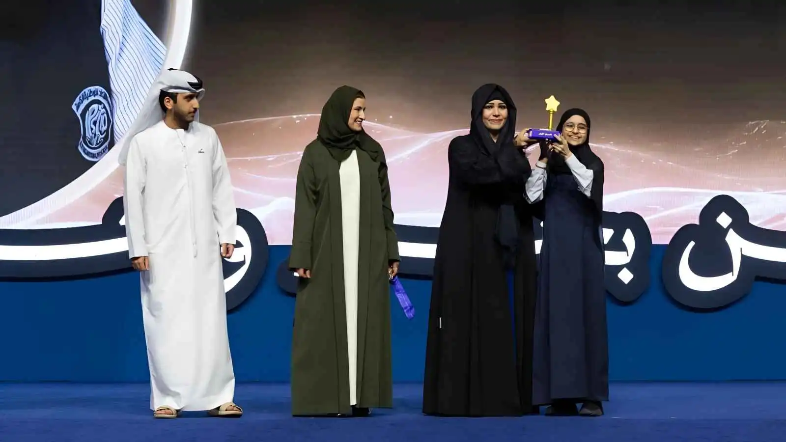 دانة الزرعوني تتوج بطلة تحدي القراءة العربي في الإمارات
