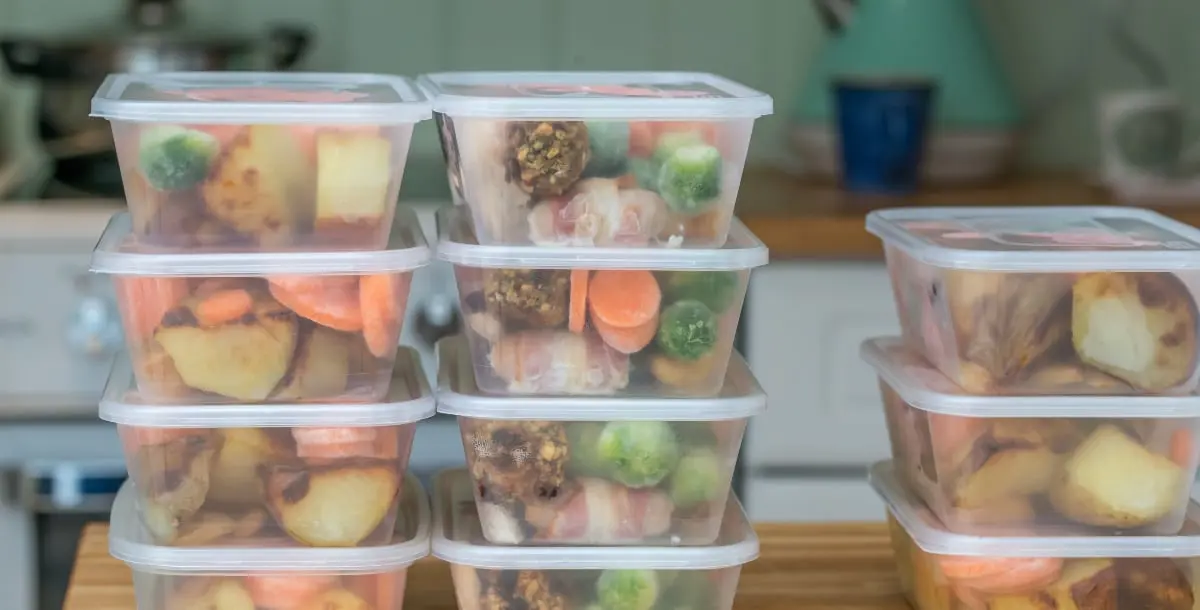 هل استخدام أدوات حفظ الطعام البلاستيكية آمن على صحتك؟