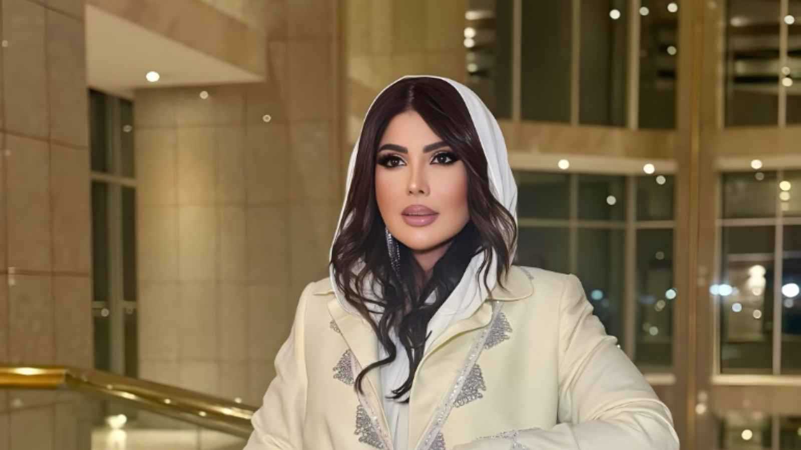 صورة إلهام الفضالة أمام الكعبة بعد البراءة تثير التفاعل