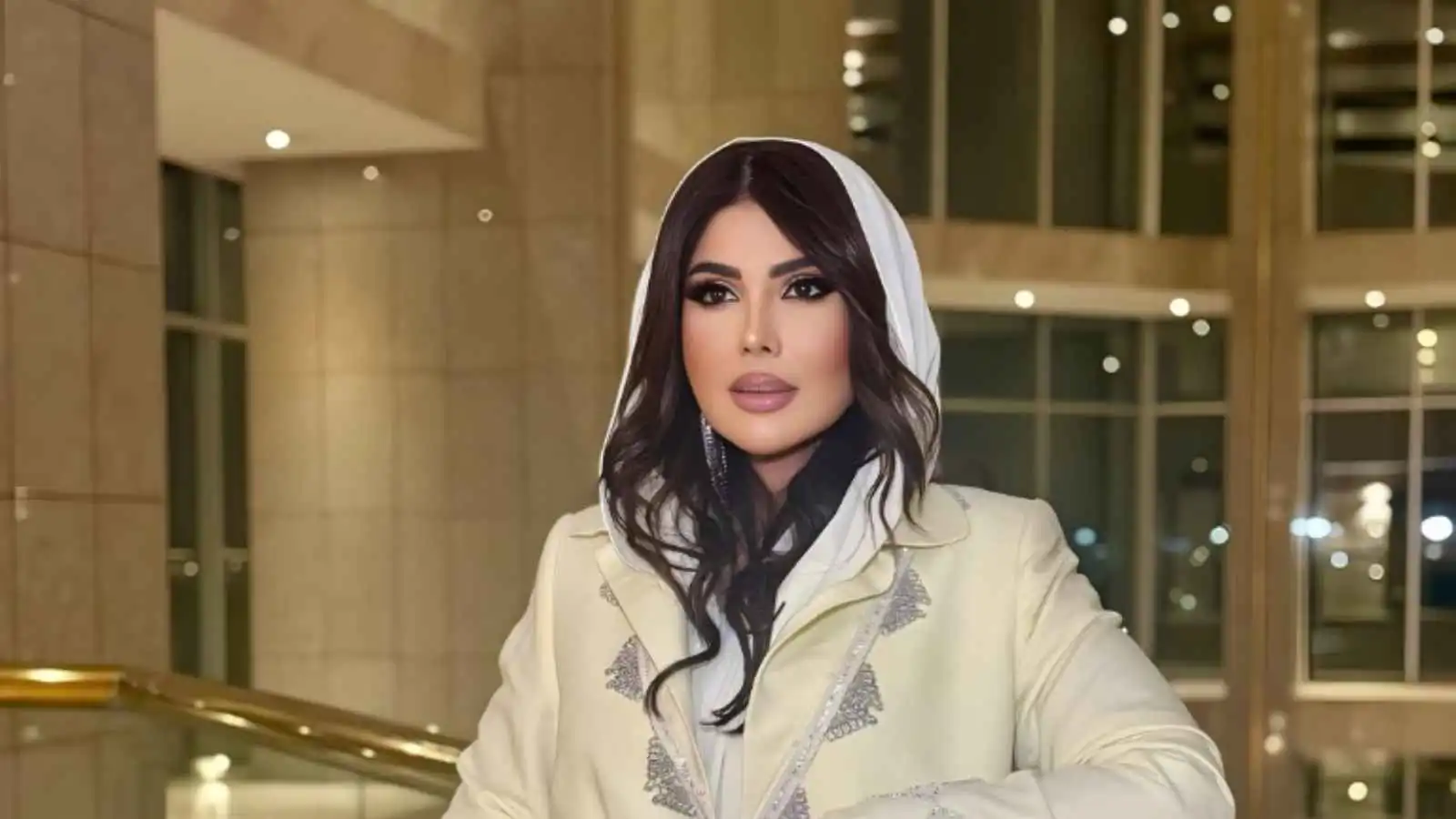 صورة إلهام الفضالة أمام الكعبة بعد البراءة تثير التفاعل